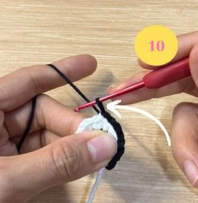 Working the slip stitch edge of the eye