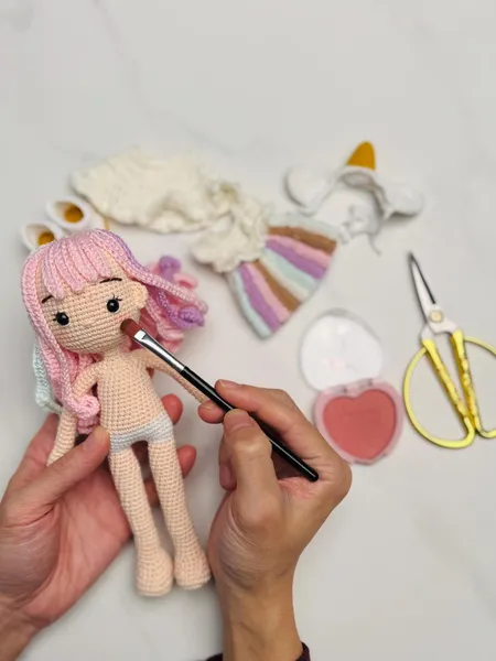 Gehäkelte Einhorn Puppe Sofia – Regenbogen Puppe