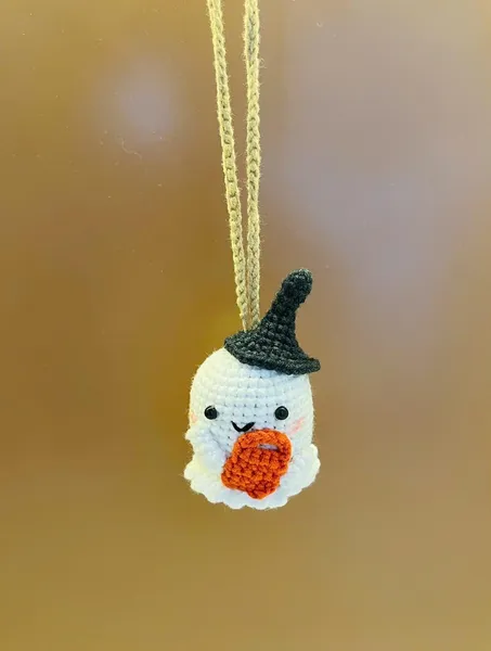 Crochet Halloween Car Charm – Ghost and Pumpkin – pumpkin car charm