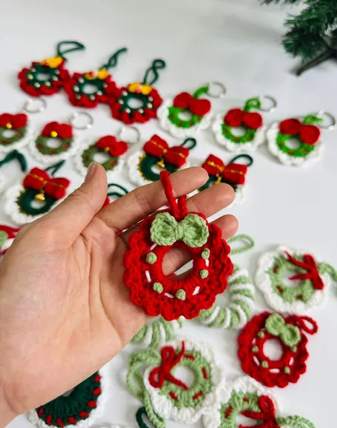 Handmade Crochet Christmas Ornament – Cotton Wreath Bauble – shoulder bag charm