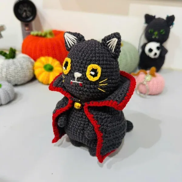 Black Cat Crochet Pattern – Halloween Amigurumi Cat with Cape
